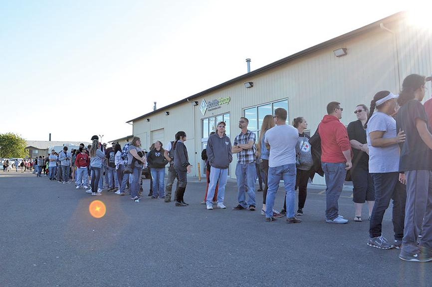 2,000 people go through line